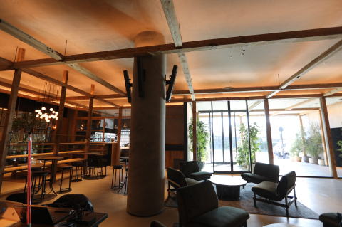 ホテルロビー　音響・映像設備